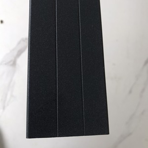 Profilé en aluminium gris avec pierre enduite de poudre, utilisé pour les portes fabriquées au groupe d'aluminium shalui Vietnam - Product Image 4