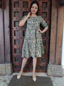 Robe décontractée en coton indien Col carré Longueur genou avec volants Robe confortable Col carré Longueur genou - Product Image 2