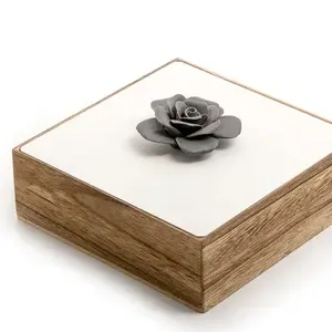 Grande boîte en bois carrée de haute qualité pour collations, bonbons et bonbons, parfaite pour le stockage et l'organisation - Product Image 1