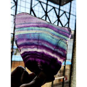 Plaque de fluorite brute - Un spectre vibrant de la nature - Décoration en pierres précieuses - Poids : 352 g - Product Image 2