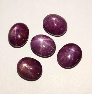 พลอยทับทิมสีม่วงธรรมชาติทรงหลวม 6 แฉก รูปดาว แบบคาโบชอง รับรองโดยบุคคลที่สาม เมห์ราจูดิน เจมส์ ผลิตในอินเดีย เครื่องประดับชั้นดี - Product Image 3