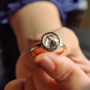 Moissanite único y brillante anillo de compromiso de boda de oro de 10K para mujeres para un día especial - Product Image 2