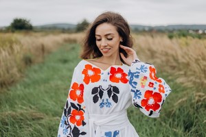Vestido ucraniano floral informal para mujer, elegante vestido de verano de manga larga con cuello en V y cintura cerrada con estilo bohe estampado - Product Image 4