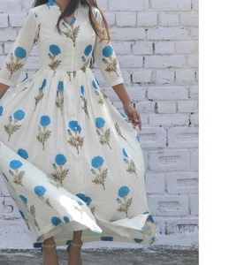 Robe Maxi décontractée boutonnée sur le devant Mogra rouge pour femmes robe en coton à col fermé pour femmes du fabricant et exportateur indien - Product Image 5
