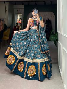 El último diseñador Pure Rayon Printed Gamthi Work Lehenga Choli Ropa india y pakistaní de Fab Zone - Product Image 2
