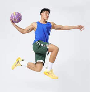 Pantalones cortos de baloncesto de secado rápido para hombre con logotipo personalizado holgados hasta la rodilla de poliéster con rayas laterales - Product Image 2