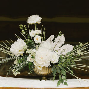 Grand bol à fleurs en métal sur piédestal, finition dorée antique, durable, fait main, décoration de mariage et de jardin, disponible en gros - Product Image 2