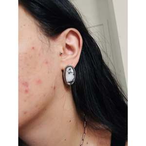 Boucles d'oreilles clous Wydelle Billie en buffle blanc et argent sterling avec serti clos - Product Image 2