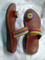 Chaussures plates d'été bohèmes ethniques brodées à la main en cuir véritable avec perles de verre artisanales – Tendance mode et confort