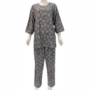 Camisa larga y pantalones largos para mujer, un conjunto de pijama floral, material de rayón de Chrysanta - Product Image 1