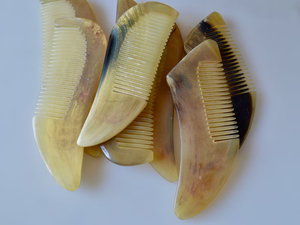 Peine para Peinar el Cabello Ecológico de Cuerno de Búfalo, Hecho a Mano, Natural, Blanco, Profesional, Moderno, con Mango de Madera, Artesanía Saniya, para Uso en Salón - Product Image 4