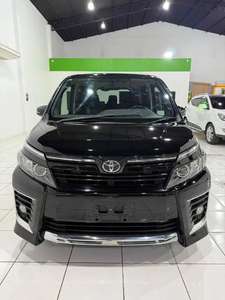 Toyota Voxy Mini Wagon 2022 d'occasion, boîte automatique, intérieur foncé, sièges en cuir, pneus R17, essence, conduite à droite - Product Image 2