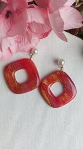 Boucles d'oreilles en résine de luxe pour femmes, bijoux à la mode, boucles d'oreilles en résine de couleur rouge pour femmes, meilleure qualité à prix avantageux, artisanat en résine - Product Image 2