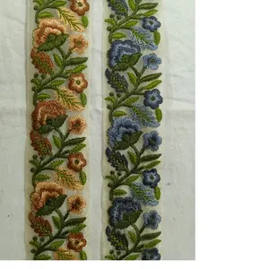 Lacci e nastri floreali ricamati su misura in tonalità di verde e blu ideali per l'uso in abbigliamento e abiti