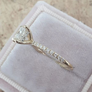 Bague solitaire Moissanite faite à la main en 2.20 carats totaux avec halo caché et demi-bande d'éternité idéale pour les vêtements de mariée - Product Image 2