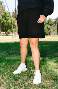 Short de survêtement en molleton taille haute décontracté pour femmes Poches à cordon respirantes imprimées avec logo personnalisé Poches à cordon à la mode - Product Image 4