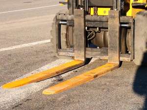 Montacargas CAT de 3 Toneladas con Motor Diésel, Año 2010 - Product Image 3