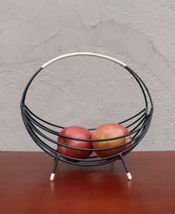 Panier à fruits en métal pour un rangement sain de la cuisine, présentant des fruits frais de manière élégante et organisée - Product Image 1