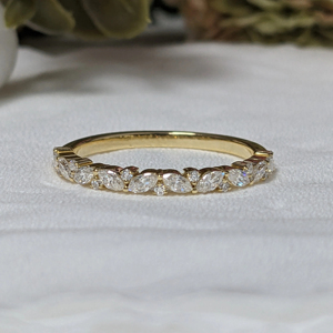 แหวนแต่งงานแบบครึ่งวงกลมประดับเพชรทรงกลมและทรงมาร์คีส์ น้ำหนัก 0.40 กะรัต เพชรเพาะเลี้ยงในห้องปฏิบัติการ ทองคำแท้ 10K สีเหลือง รับรองโดย IGI - Product Image 4