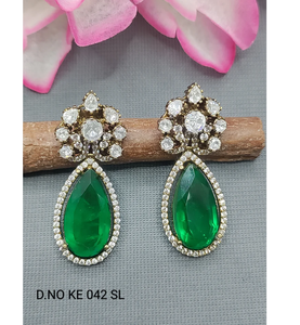 ชุดเครื่องประดับเจ้าสาวแบบดั้งเดิมหรูหราพร้อมสร้อยคอหลายชั้นต่างหูโทนสีทองและการตกแต่ง Tikka จากอินเดีย - Product Image 6