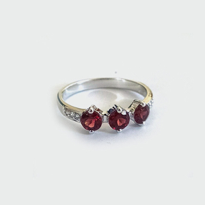 Bague Trilogie Shah Gems en Argent Sterling 925 pour Femme, Garnet Naturel et Topaze Blanche, Trois Pierres pour Fiançailles - Product Image 1