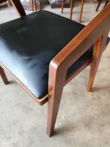 Silla de Comedor de Cuero Sintético de Imitación Original en Oferta, Muebles de Restaurante de Madera Maciza Ergonómicos de Estilo Europeo Moderno y Transicional - Product Image 5