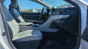 Opción de Excelente Eficiencia de Combustible: Toyota Camry XLE 2023 - Product Image 6