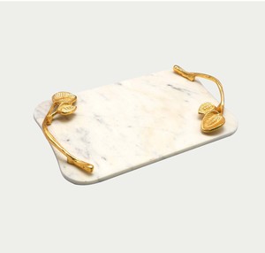 Bandeja de Servicio de Mármol de Diseño Atractivo con Asa Dorada, para Uso en Mesas de Hoteles y Restaurantes. - Product Image 1
