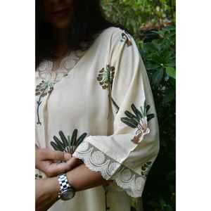 Elegante Conjunto de Kurta de Algodón Georgette con Estampado Floral Bagiya Verde Marfil, Pantalones y Saree Anarkali Pakistaní para Mujer, Estilo Étnico Casual - Product Image 3