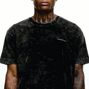 Camiseta clásica negra de gran tamaño para hombre: Jersey de algodón 100%, peso medio, cuello acanalado, manga corta - Product Image 4