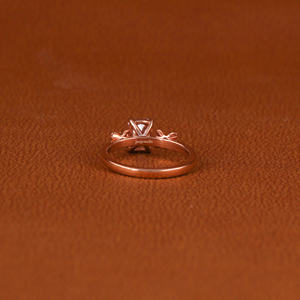 Anillo de compromiso chapado en oro rosa de 14K a la moda, corte radiante, Diamante cultivado en laboratorio, diseño clásico personalizado para regalo de cumpleaños - Product Image 3