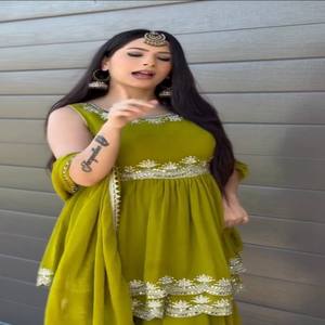 Conjunto de Kurti, Plazo y Dupatta de Diseño VASTRA COTTAGE con Bordado de Hilo y Encaje en el Plazo, Ropa Festiva para Mujer - Product Image 4