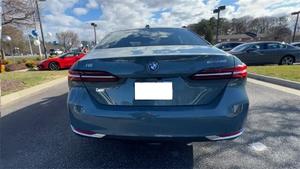 Véhicule électrique BMW i5 eDrive40 FWD 2024 avec une autonomie supérieure à 700 km, batterie de 110 kWh, toit ouvrant panoramique, caméra 360° - Product Image 2