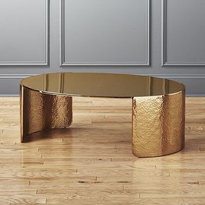 Mesa de centro de metal con tapa de vidrio que le da a su interior una combinación atemporal de actualización moderna de estructura metálica y vidrio - Product Image 1