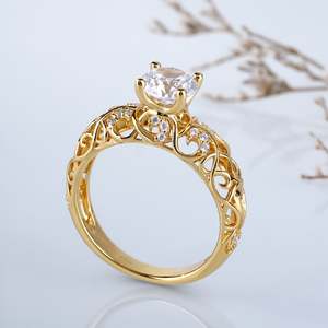 แหวนหมั้นมอยซาไนต์ทรงมาร์คีส์จากเจลิยา แพลตตินัม พร้อมลายเถาวัลย์สีทอง - Product Image 5