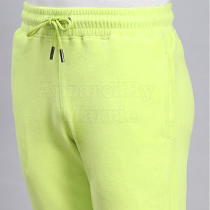 Chándal de corte holgado para hombre, perfecto para viajar o actividades ligeras, con material suave y un look informal. - Product Image 4