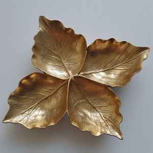 Serveur de fruits secs en aluminium fabriqué à la main avec bols en forme de feuille liés en finition or poli conçu pour les repas décoratifs - Product Image 1