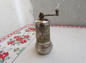 Ensemble de salière en laiton de designer avec texture subtile et artisanat raffiné conçu pour une décoration de table à manger élégante - Product Image 3