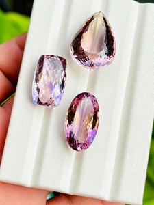 Pierre précieuse Amétrine naturelle à facettes en forme de poire, de la marque Mehrajudin Gems, pour la création de bijoux, avec jeu de couleurs (teintes rose/violet/bleu), en vrac - Product Image 4