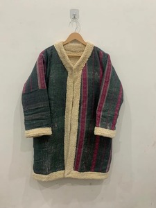 Veste en fausse fourrure antique Kantha Gilet court Veste brodée à la main Broderie Suzani Veste courte brodée Suzani - Product Image 6