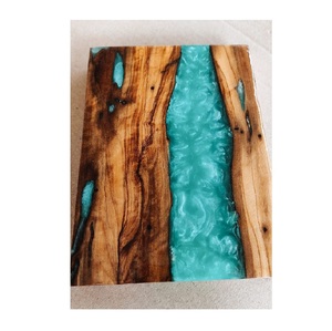 Planche à découper en résine de luxe fabriquée à la main avec des couleurs de marée océanique base en bois durable parfaite pour les repas et la cuisine - Product Image 4