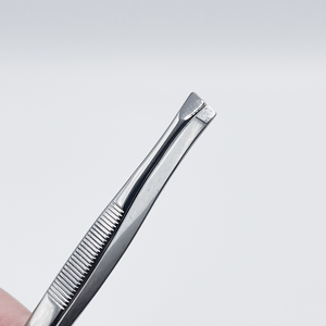 Pinzas de Cejas Profesionales de Acero Inoxidable de la Mejor Calidad con Diseño de Punta Inclinada Único, Pulimentadas para Uso Personal Femenino - Product Image 4