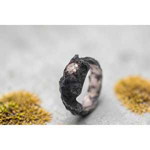 Bague de mariage rustique et organique en argent sterling 925 plaqué rhodium noir, faite à la main, avec diamants sertis clos, style cranté - Product Image 6