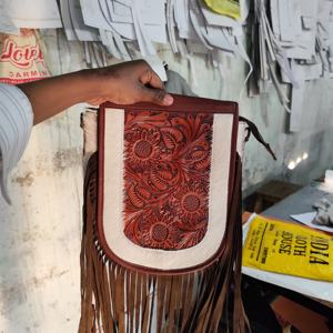 Bolso Bandolera de Piel Sintética con Estilo Moderno, Correa de Mano, Diseño Floral Tallado, Flecos, Estilo Vintage, Duradero, para Mujer - Product Image 5