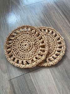 Ensemble de dessous-de-verre ronds en raphia faits à la main à partir de fibres naturelles pour ajouter une touche tropicale et côtière à votre table basse ou à votre cuisine - Product Image 5