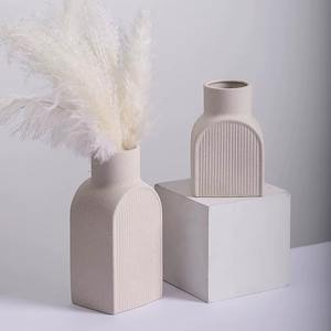 แจกันดอกไม้เซรามิกเคลือบสีขาว - งานแฮนด์เมดสุดหรูสำหรับตกแต่งโต๊ะงานแต่งงาน ดีไซน์รักษ์โลก ช่วยเพิ่มความสวยงามให้กับห้อง - Product Image 5