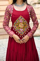 Magnifique robe longue en soie élégante pour femmes, de style indien, pour le Navratri, avec des travaux de miroir et une bordure en dentelle, style indien, robe de soirée.
