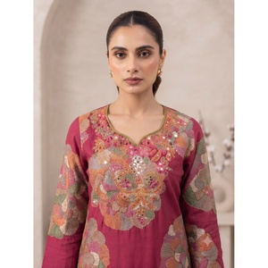 Ensemble d'été charmant et vibrant pour femme, imprimé rose brodé, 100 % coton, manches trois-quarts, longueur complète, col en V, écologique - Product Image 2