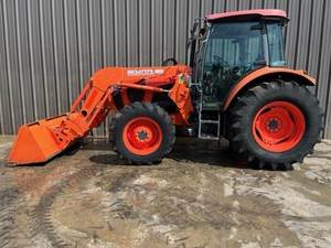 Tractor agrícola 4x4 de tamaño medio Kubota 2015, versátil tractor utilitario con motor central y componentes de bomba - Product Image 2