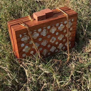 Sac à main élégant en bois avec incrustation de nacre, imprimé jacquard, motif arabe, cadeau moderne pour l'Aïd et le Ramadan, fait main, personnalisable - Product Image 1